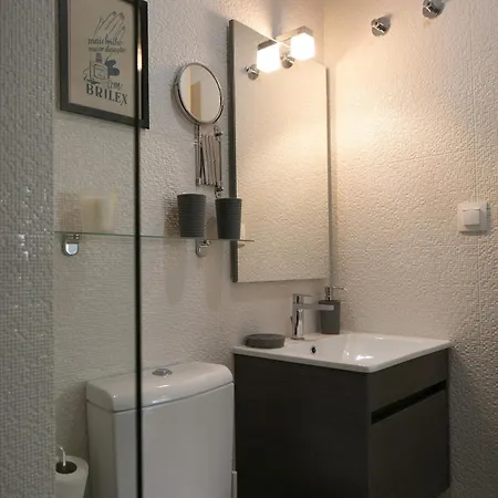 Center Duplex - Subway Nearby شقة