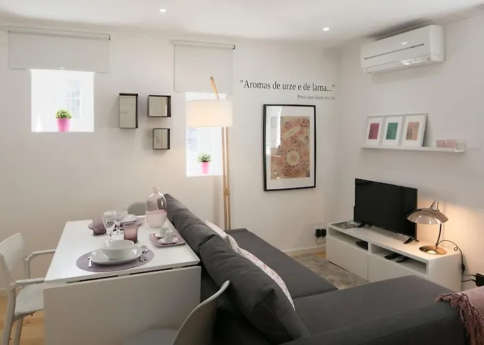 Center Duplex - Subway Nearby Apartment